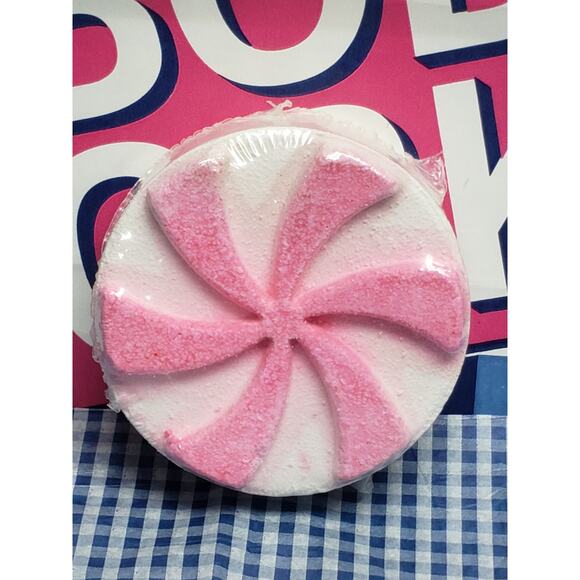 BBW Twisted Peppermint 2022 Holiday Traditions Bath Fizzy w. Shea Butter 4 oz. - Picture 1 of 2